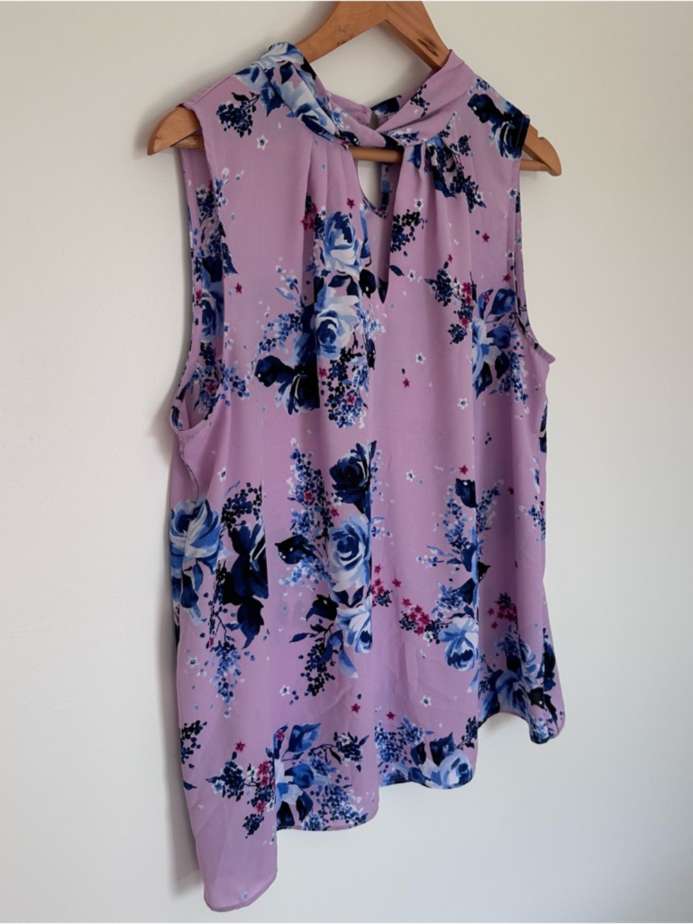 Elle Lavender Floral Tie-Neck Sleeveless Blouse - Boho Romantic - size Large